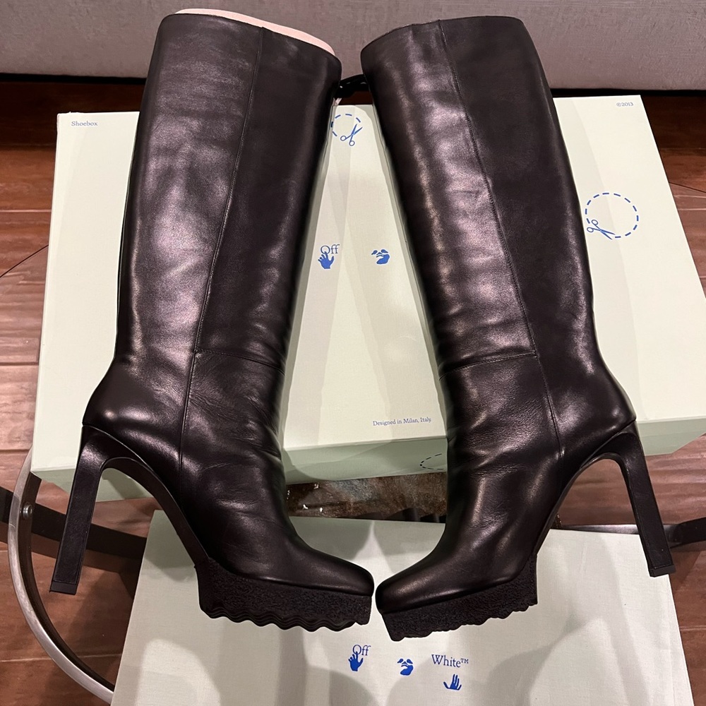 Off White Sponge Sole Leather Chelsea Pull on boots Size 39 EU 9US.